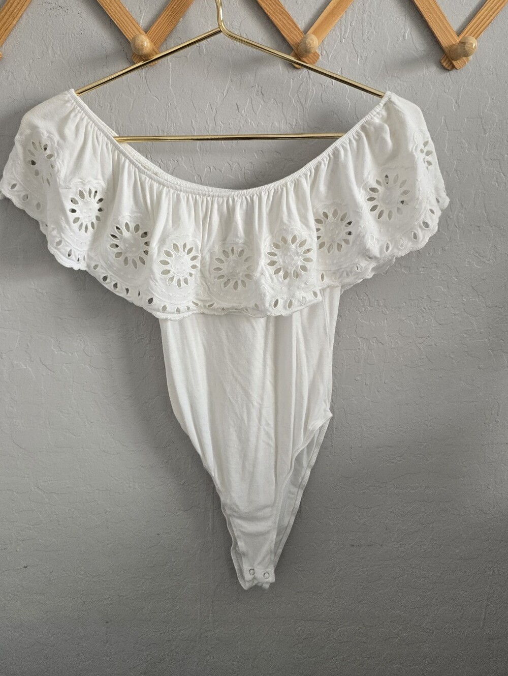 Forever 21 White Off-The-Shoulder Eyelet Ruffle Bodysuit sz S